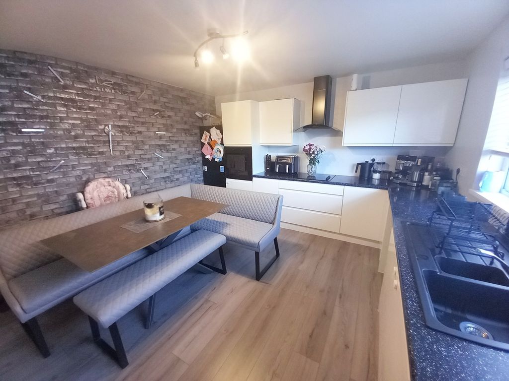 Property photo 3 of 12 Dining Kitchen