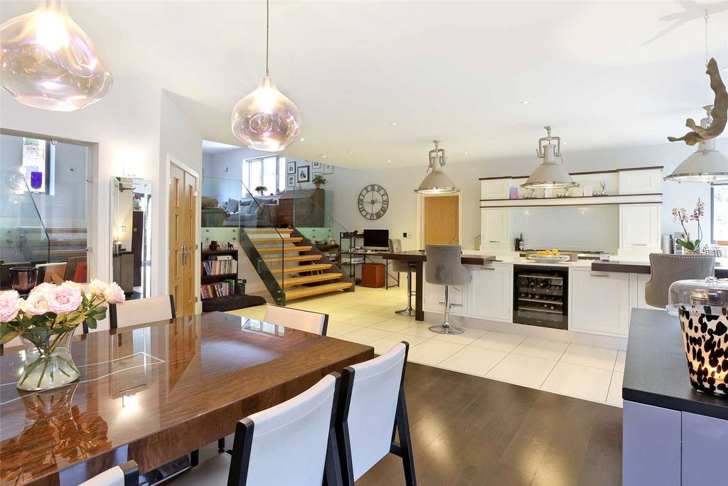 Property photo 3 of 18 Dining/Kitchen