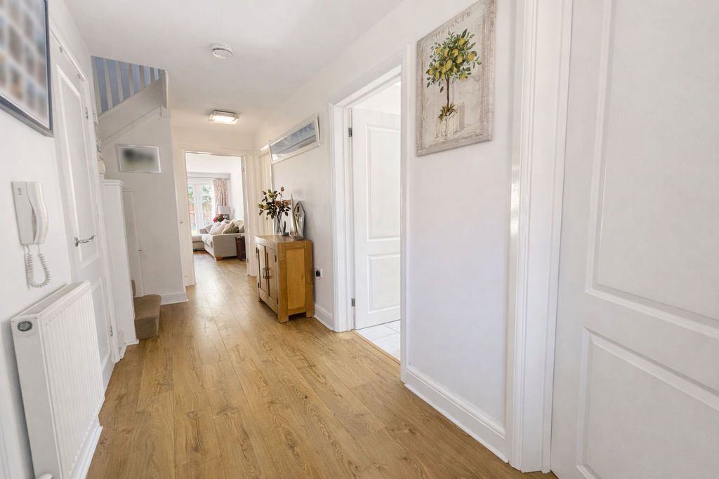 Property photo 3 of 28 Entrance Hall