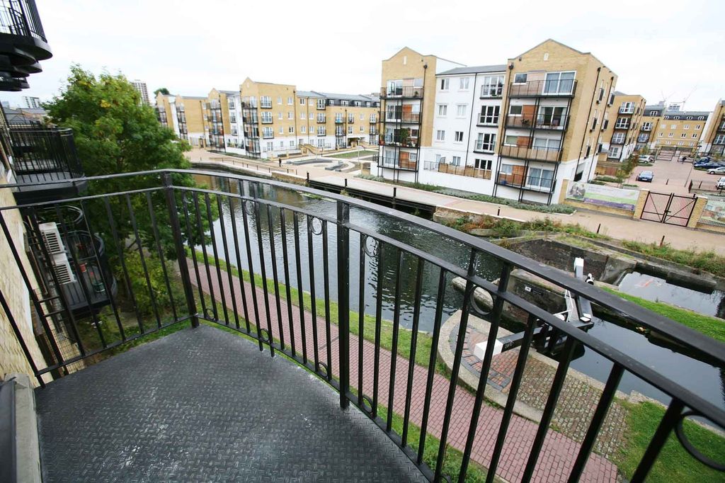 Property photo 3 of 9 Balcony