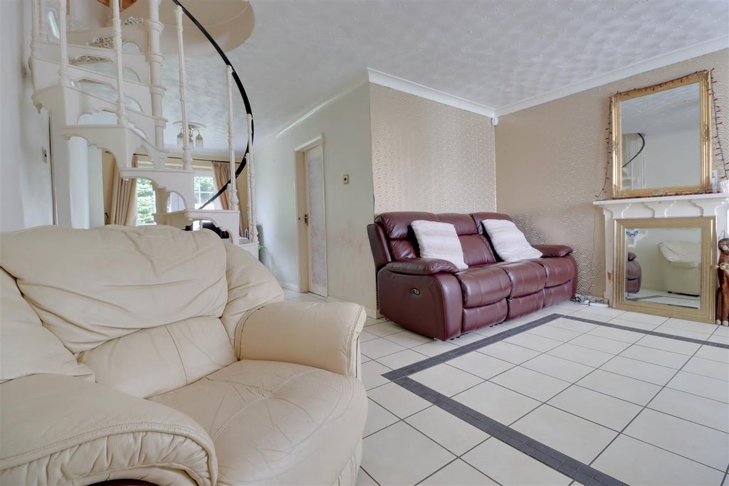 Property photo 3 of 16 32 Viking Way 2025-7.Jpg