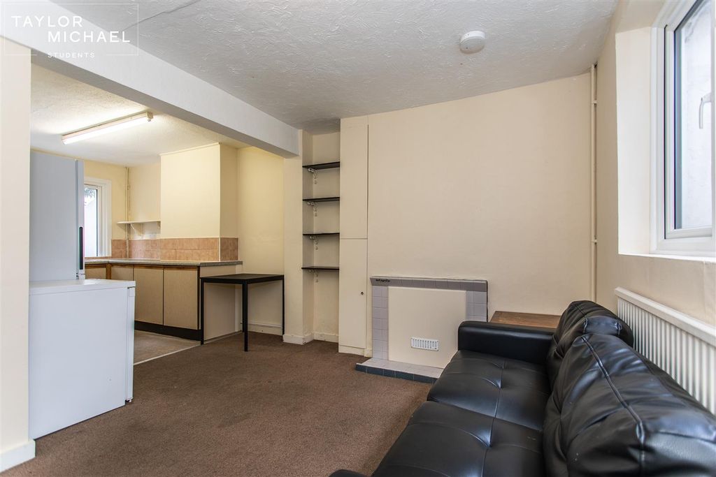 Property photo 3 of 17 Livingroom