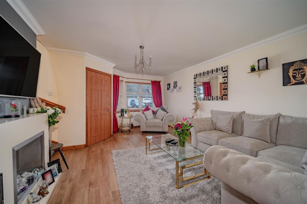 Property photo 3 of 21 79 Ballumbie Gardens Dundee-3.Jpg