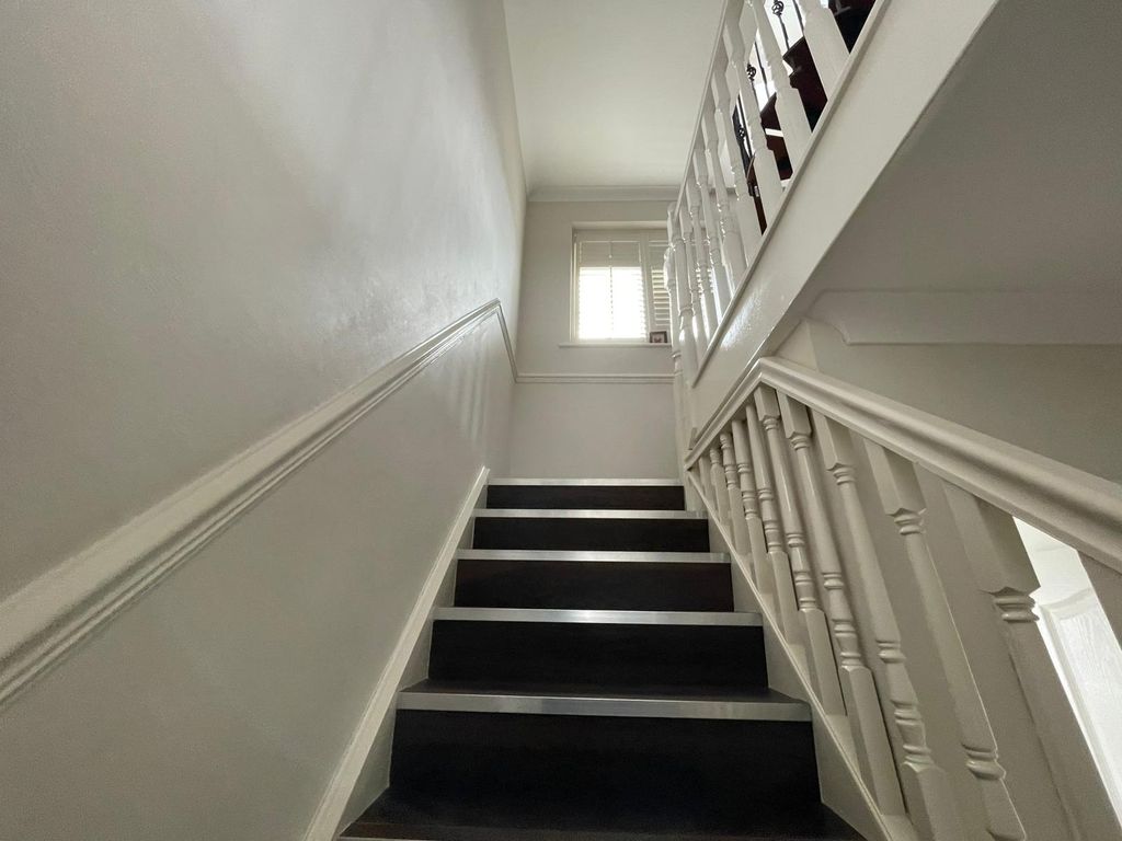 Additional image 13 of 5 bed terraced house to rentLodge Close, Chigwell IG7