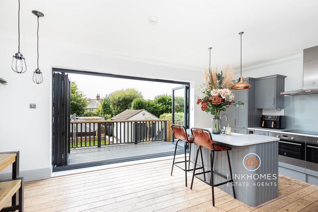 Property photo 3 of 41