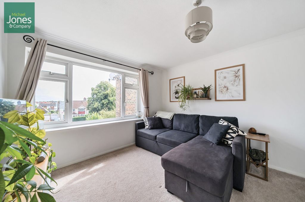 Property photo 2 of 10 Lounge