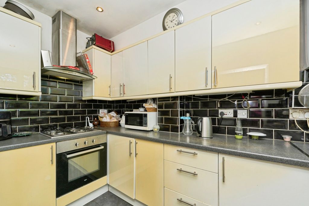 Property photo 3 of 18