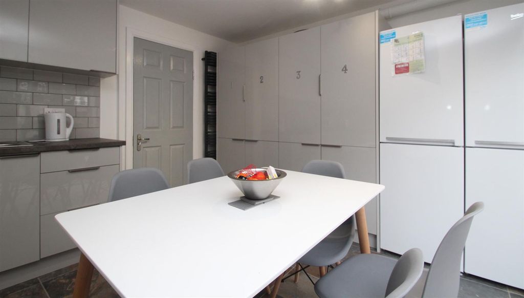 Property photo 3 of 8 11 Argyll Road Kitchen 2.Jpg