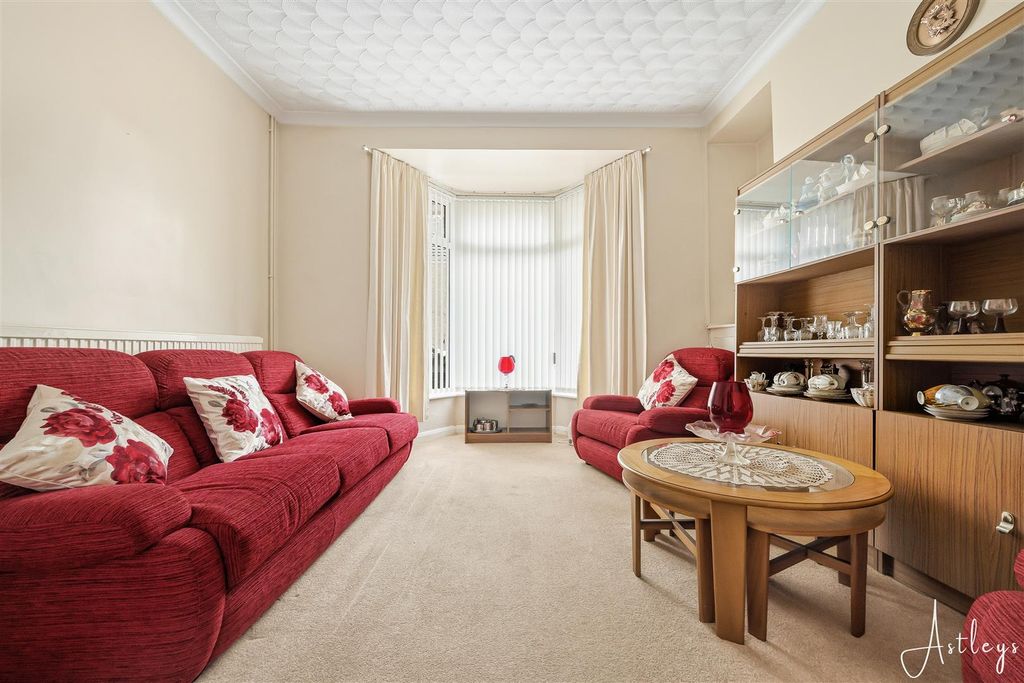 Property photo 2 of 18 Lounge