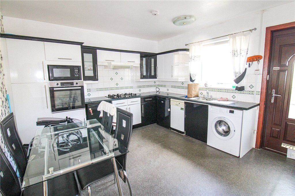 Property photo 3 of 18 Kitchen
