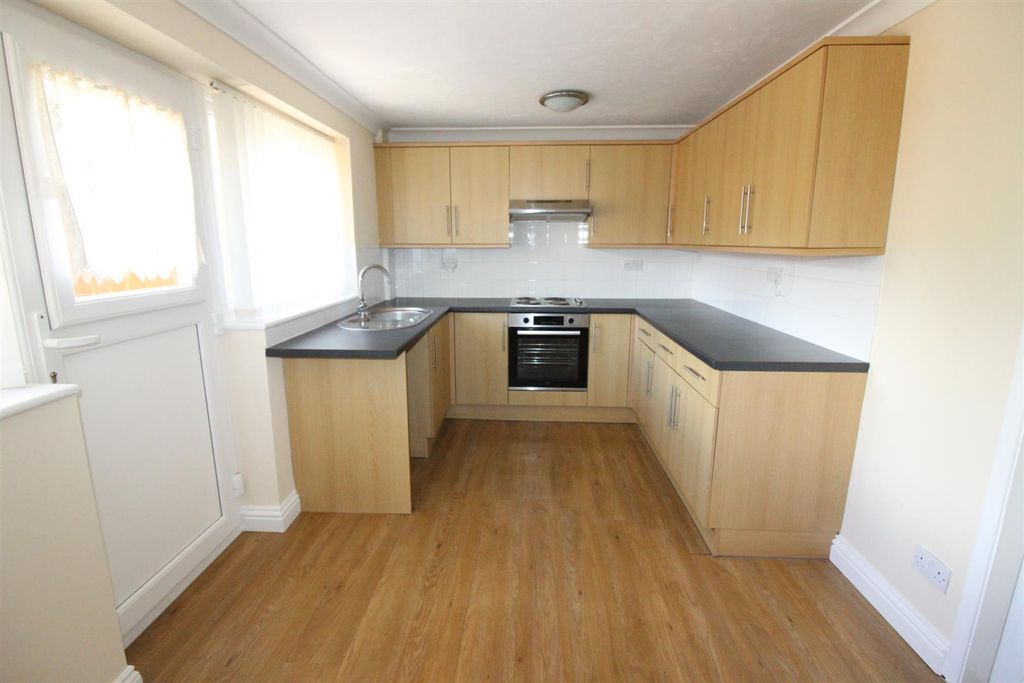 Property photo 3 of 10 Kitchen.Jpg