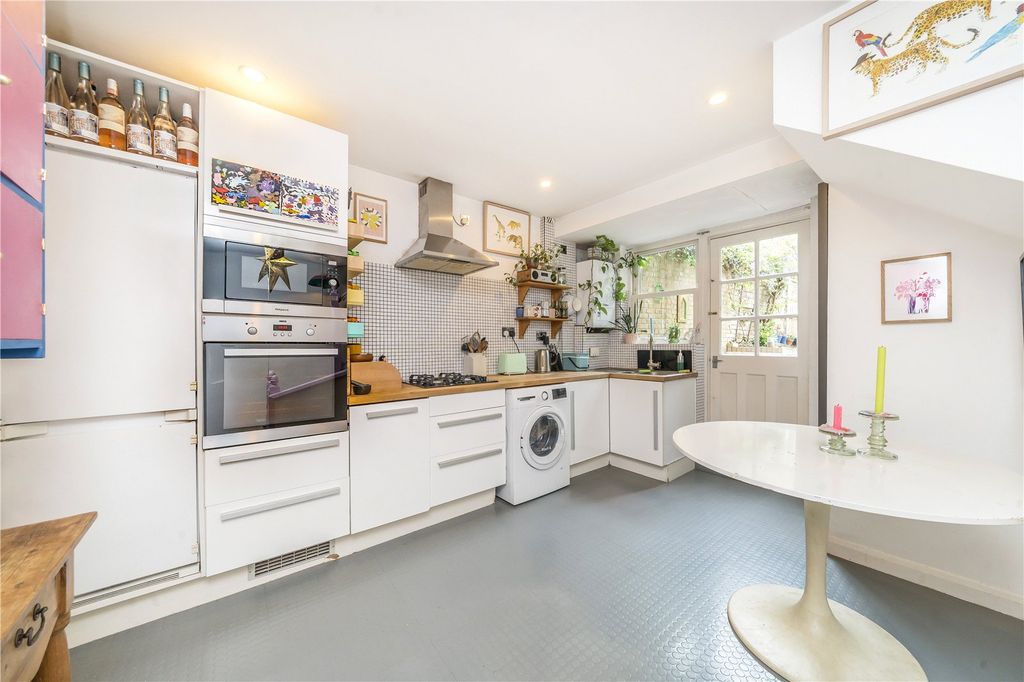 Property photo 3 of 11 Kitchen