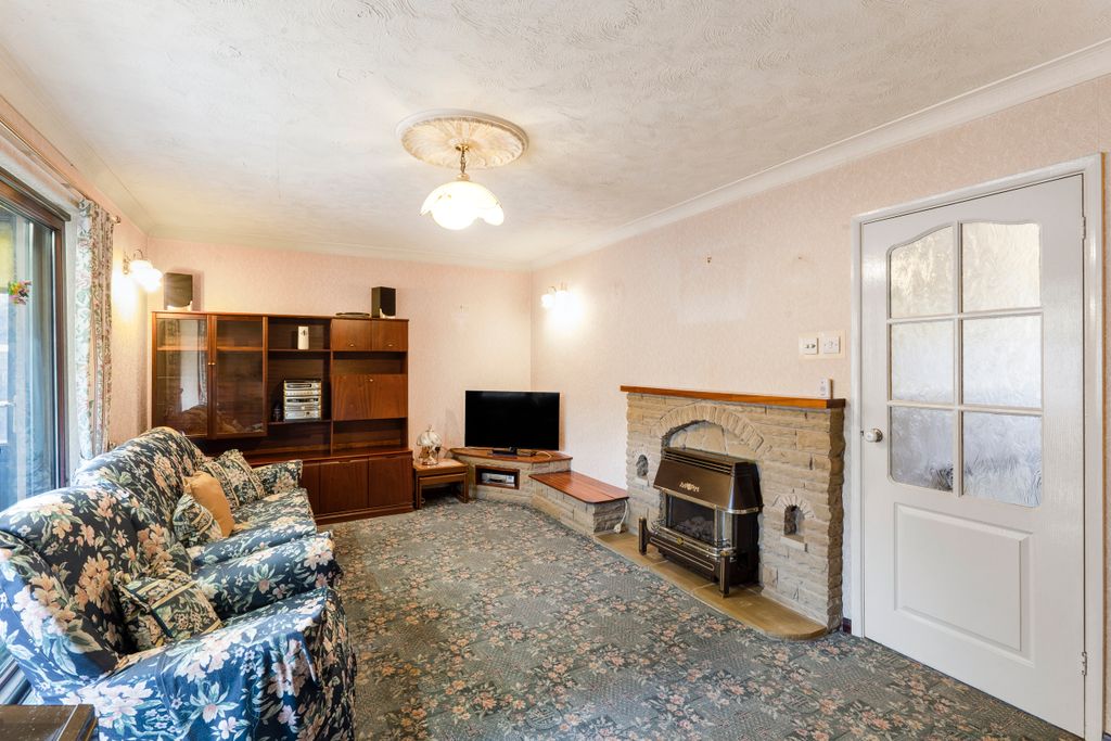 Property photo 3 of 11 Lounge 3