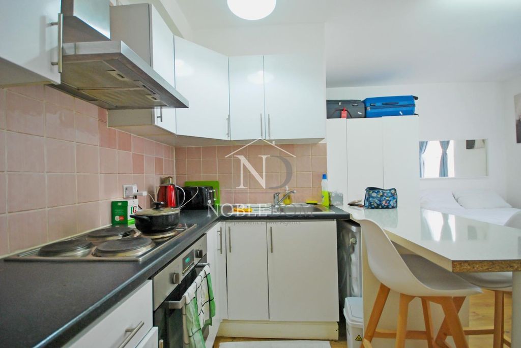 Property photo 1 of 5 Studio Flat In Hounslow