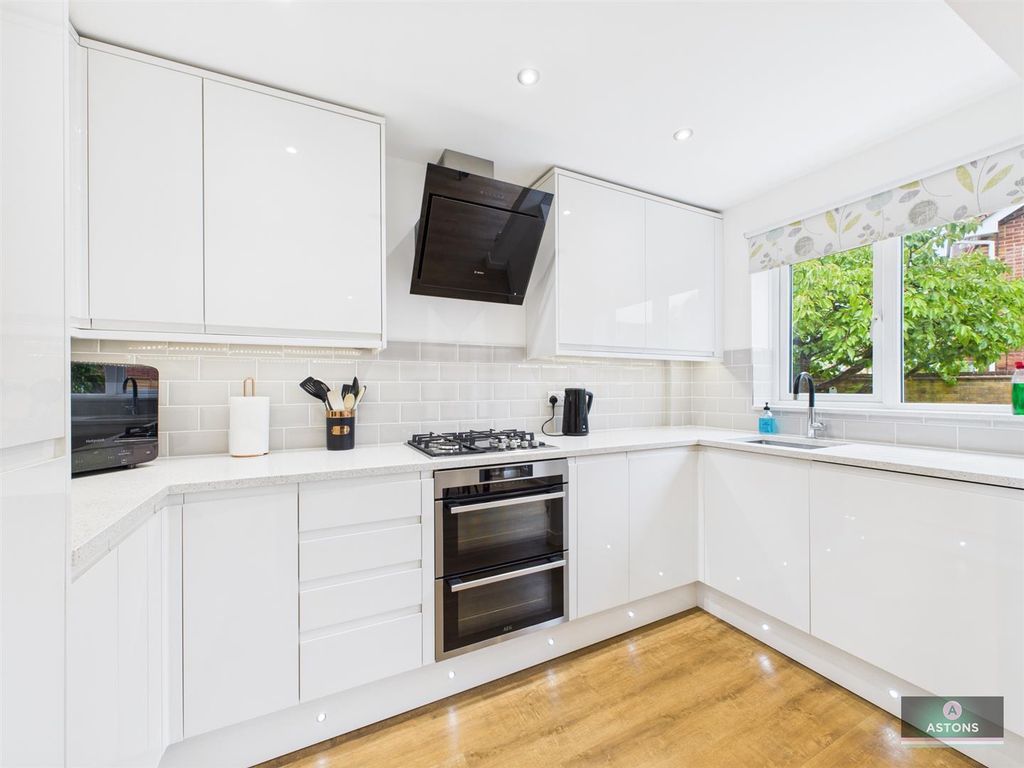 Property photo 3 of 19 Cam04622G0-Pr0048-Still021.Jpg