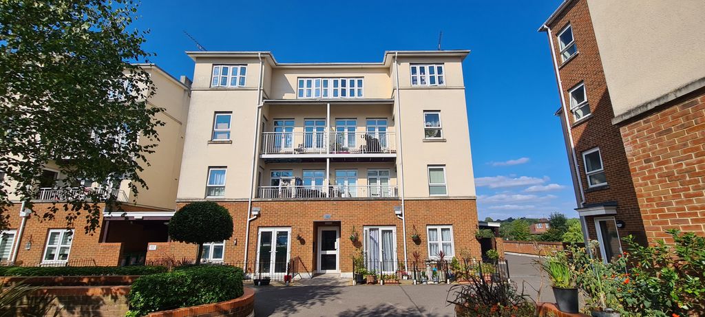 Property photo 1 of 18 2 Bedroom Second Floor Flat