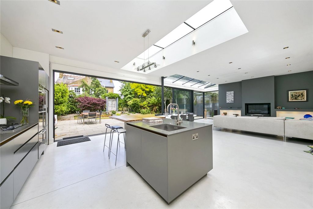 Property photo 2 of 11 Picture No. 15