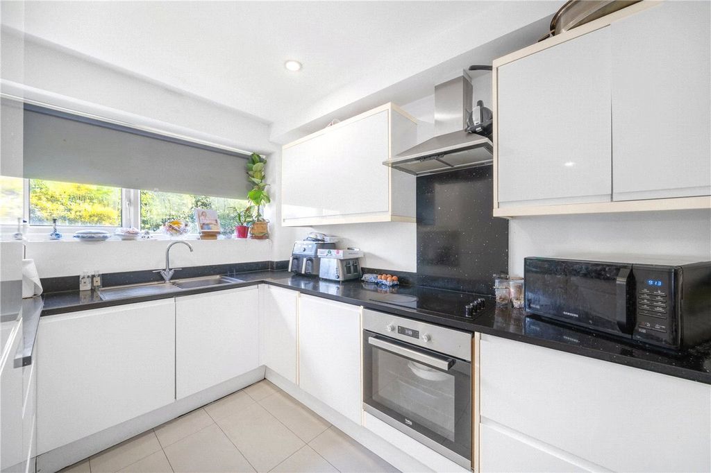 Property photo 2 of 11 Kitchen