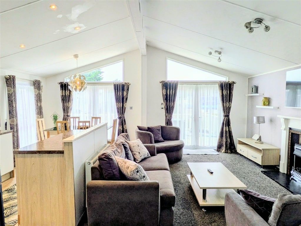 Property photo 3 of 11 Lounge