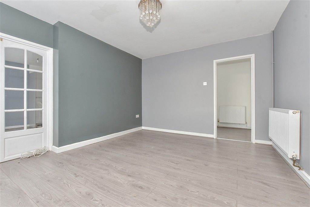 Property photo 3 of 11 Lounge