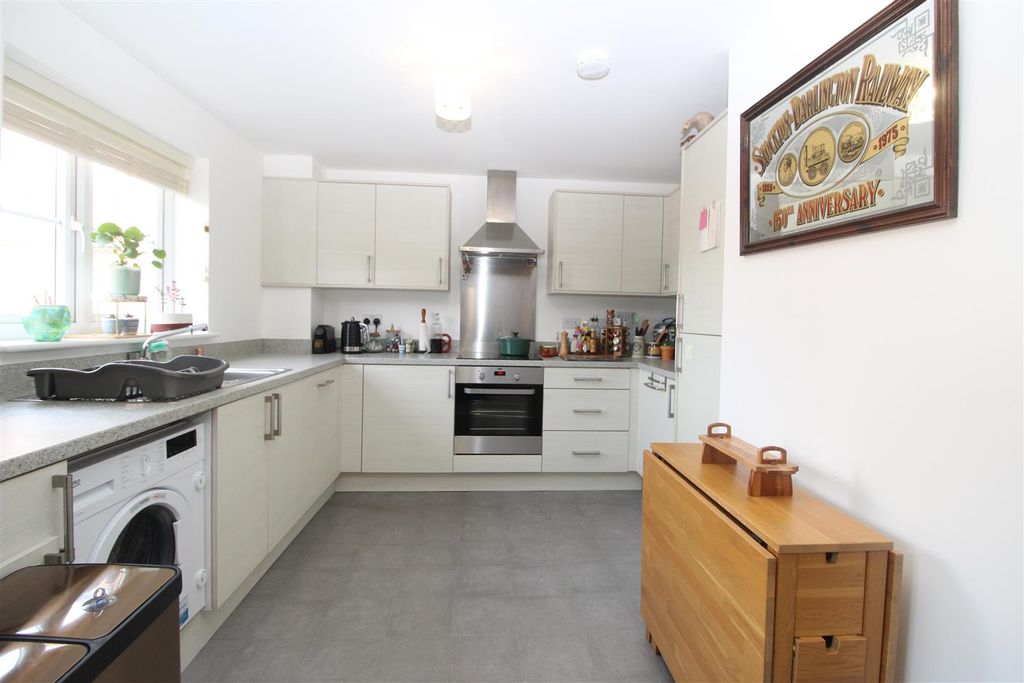 Property photo 2 of 9 Kitchen