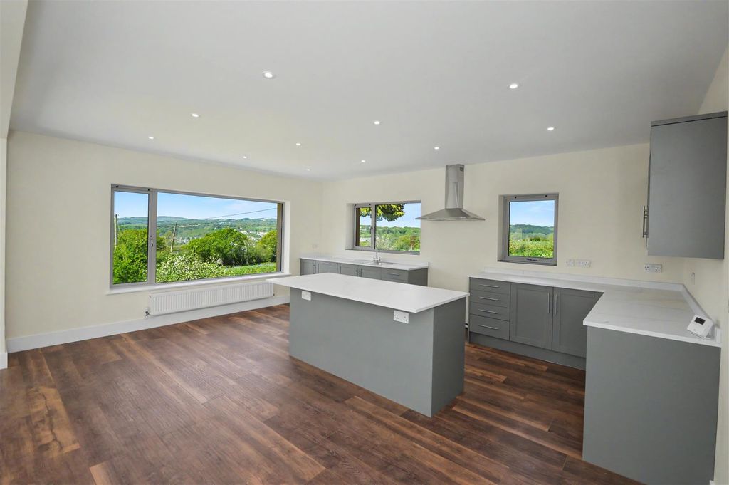 Property photo 3 of 34 Kitchen