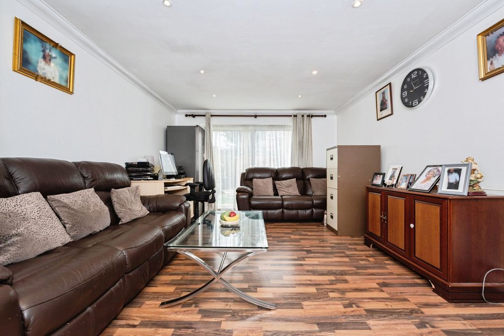 Property photo 3 of 18 Lounge