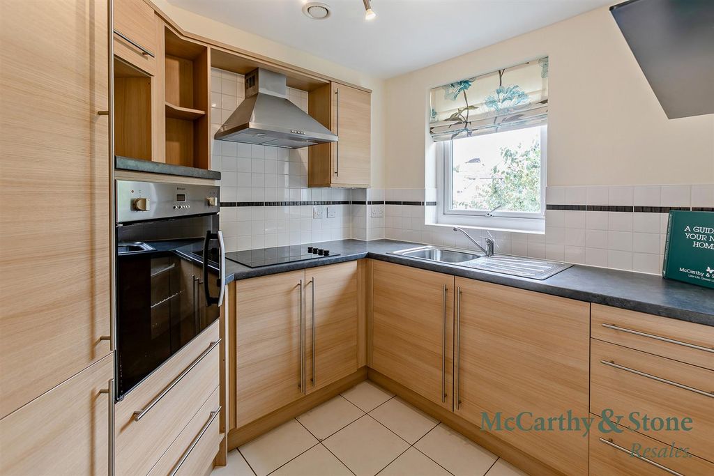 Property photo 3 of 17 Kitchen:
