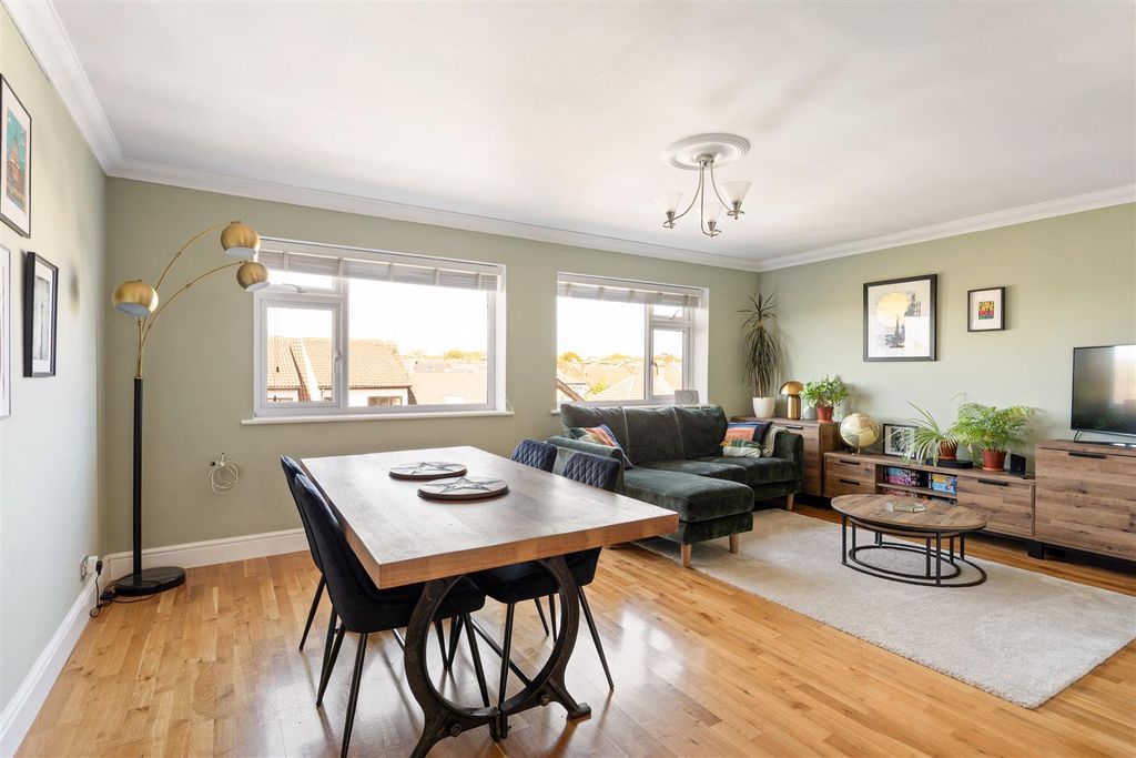 Property photo 2 of 41 Buckingham Road, E18