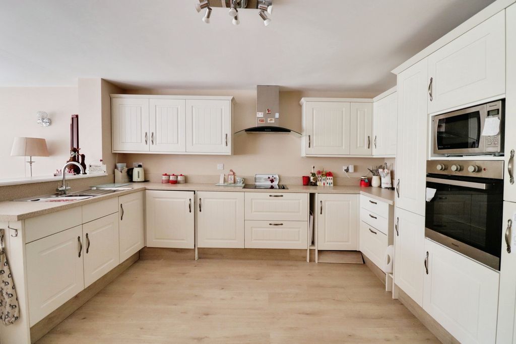 Property photo 2 of 20