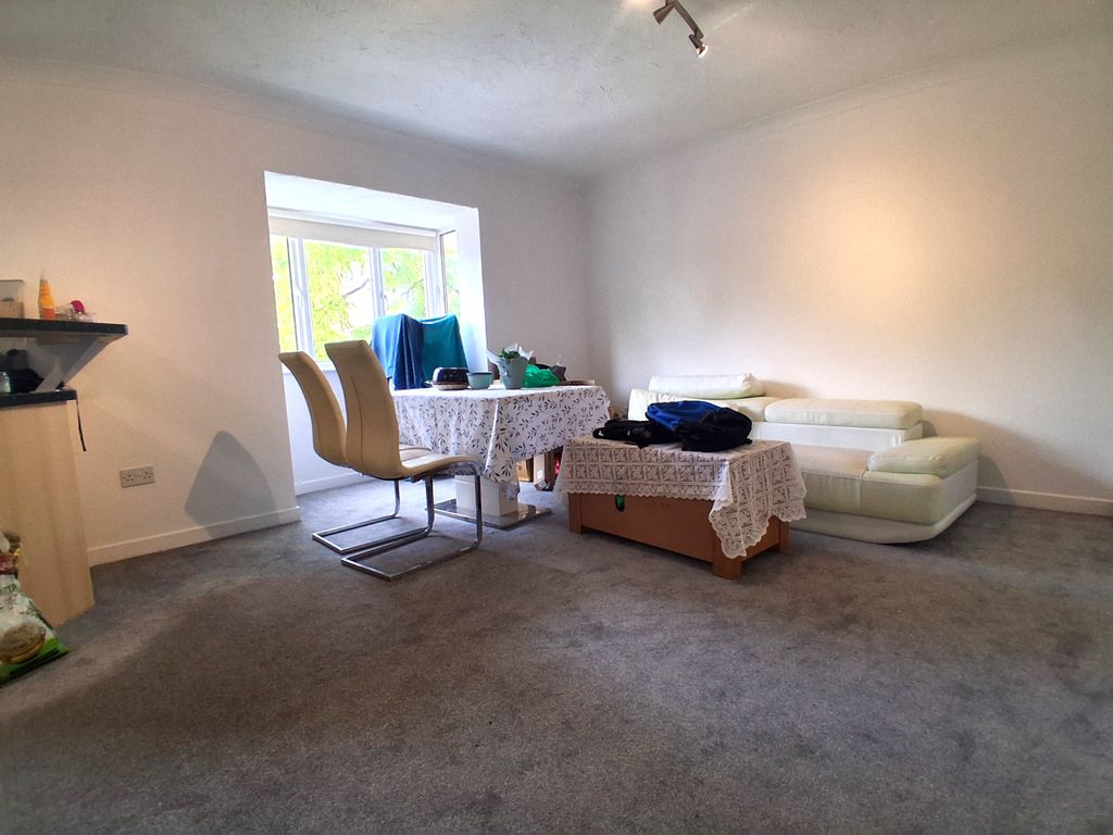 Property photo 2 of 6 Living Room