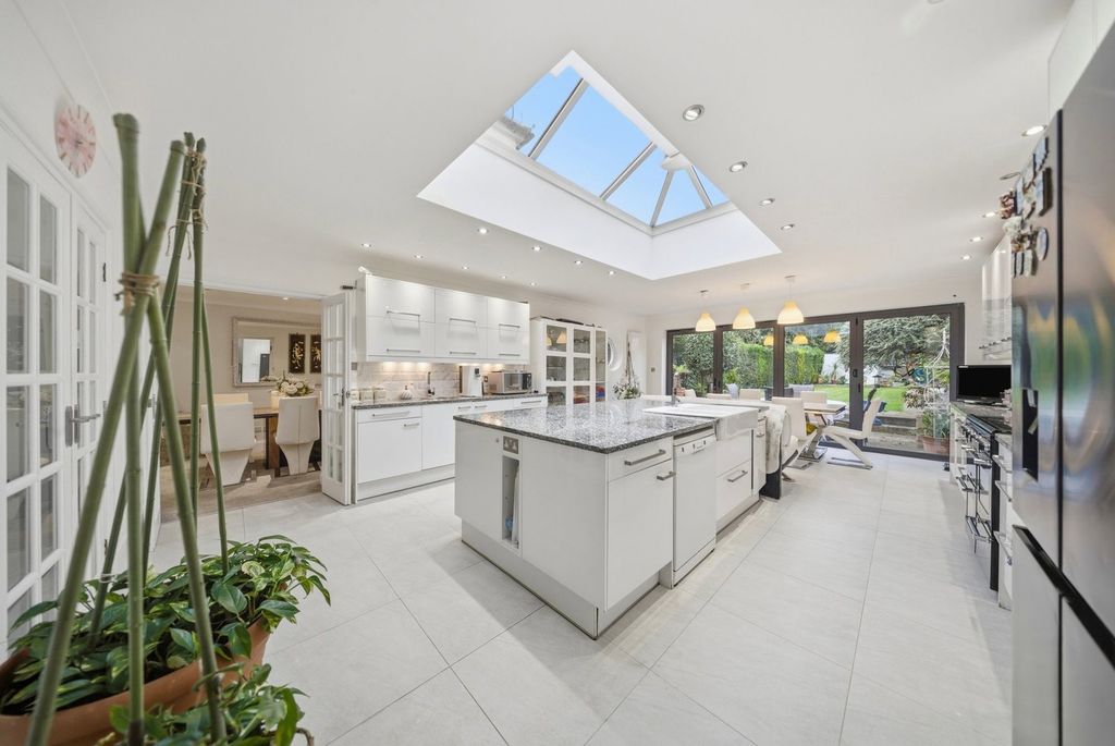 Property photo 2 of 28