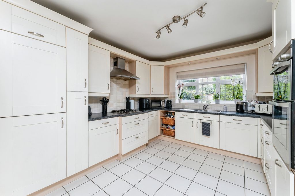 Property photo 3 of 17 Kitchen