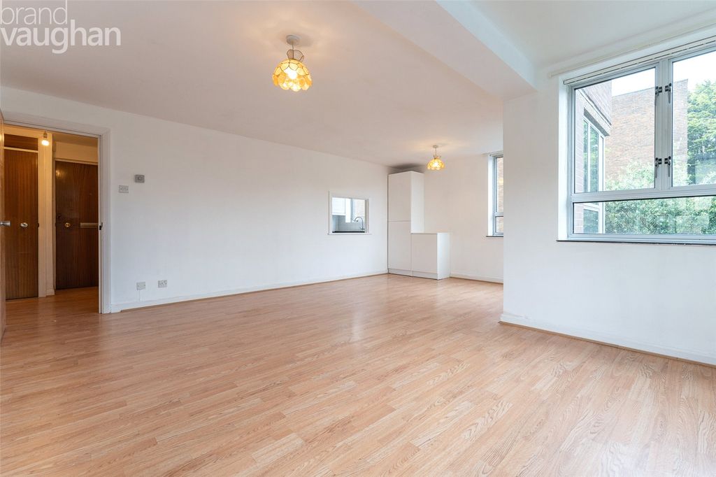 Property photo 2 of 9 Lounge