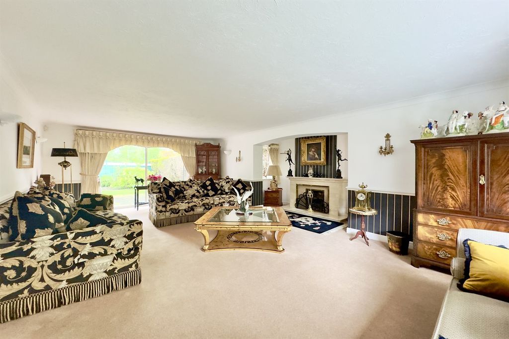 Property photo 2 of 16 Lounge