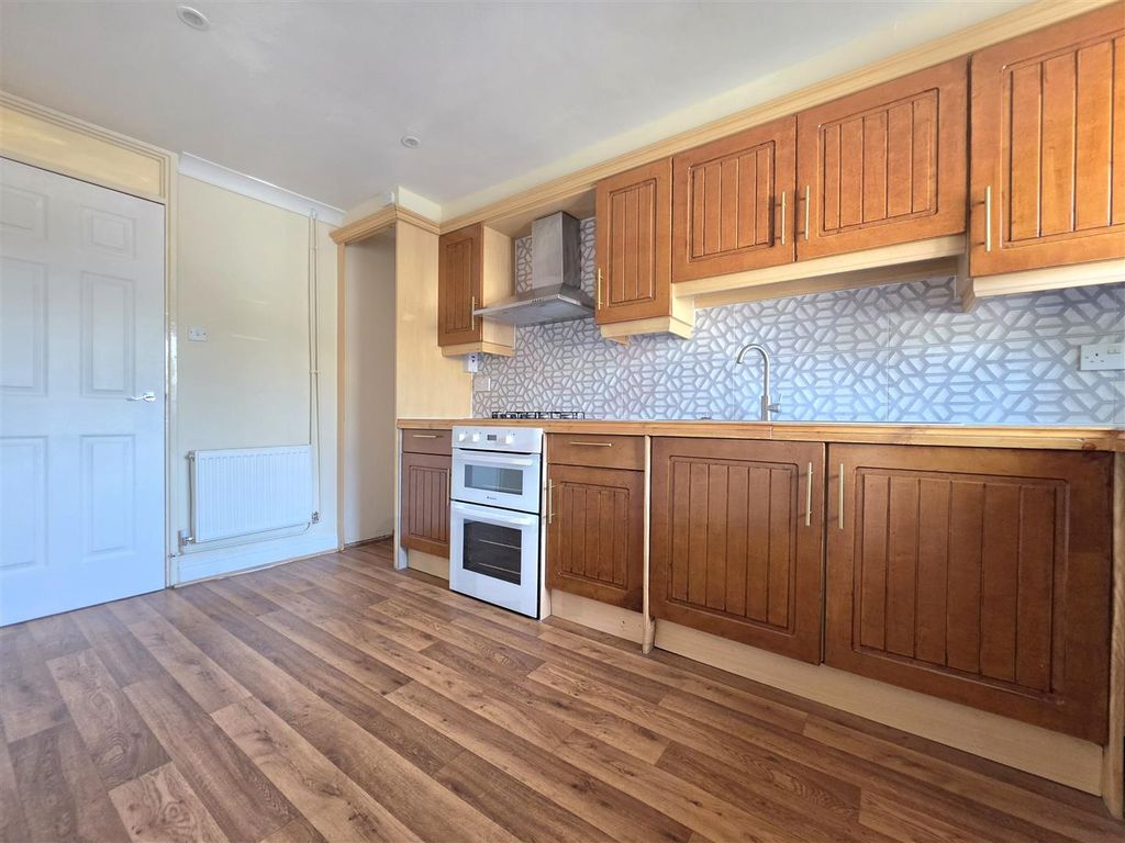 Property photo 3 of 11 Kitchen