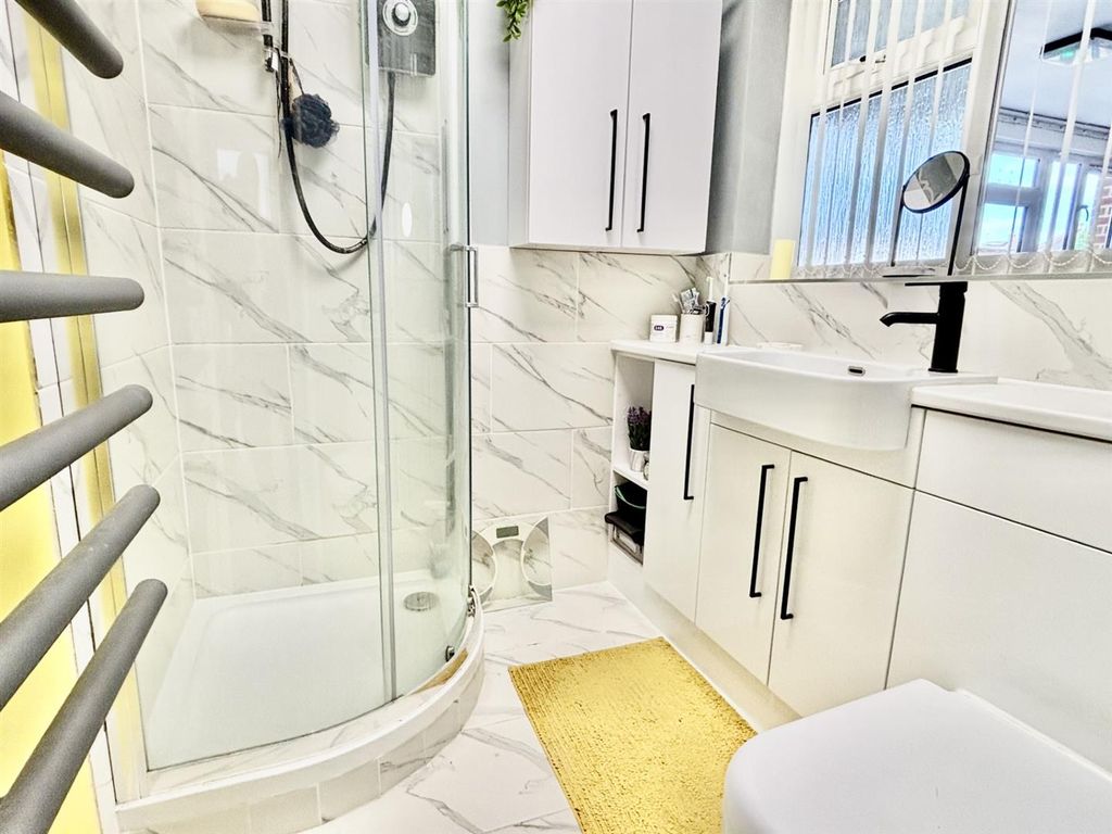 Property photo 3 of 11 Shower Room
