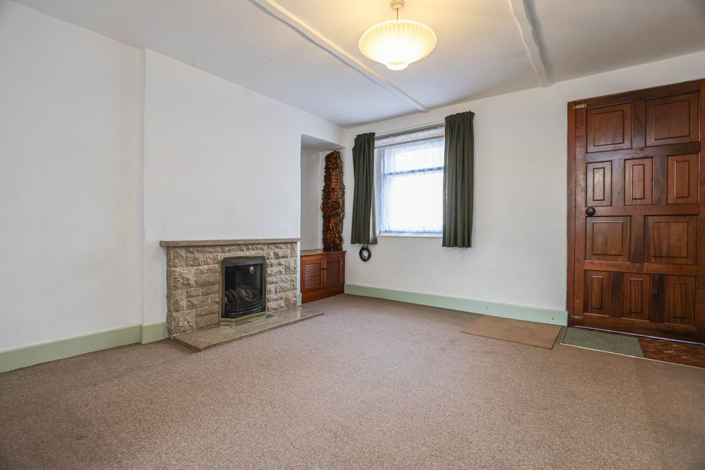 Property photo 3 of 12 Lounge