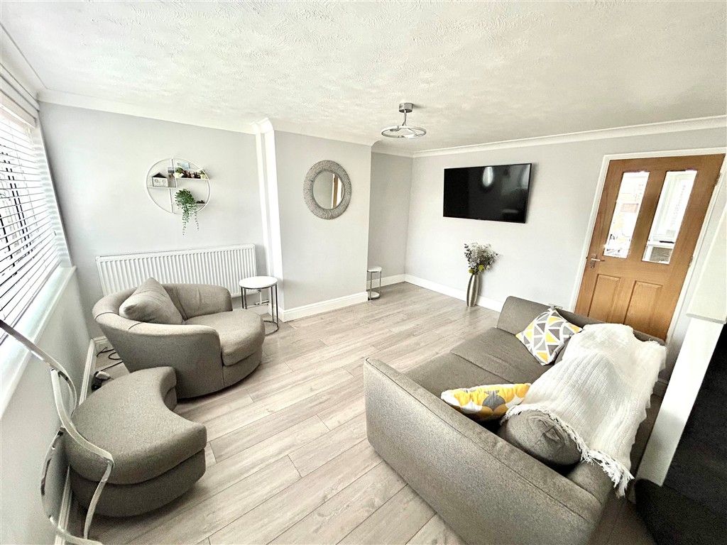 Property photo 3 of 12 Lounge