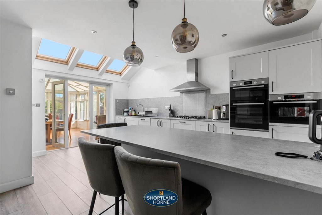 Property photo 2 of 31 45 Arnold Ave (25 Of 33).Jpg