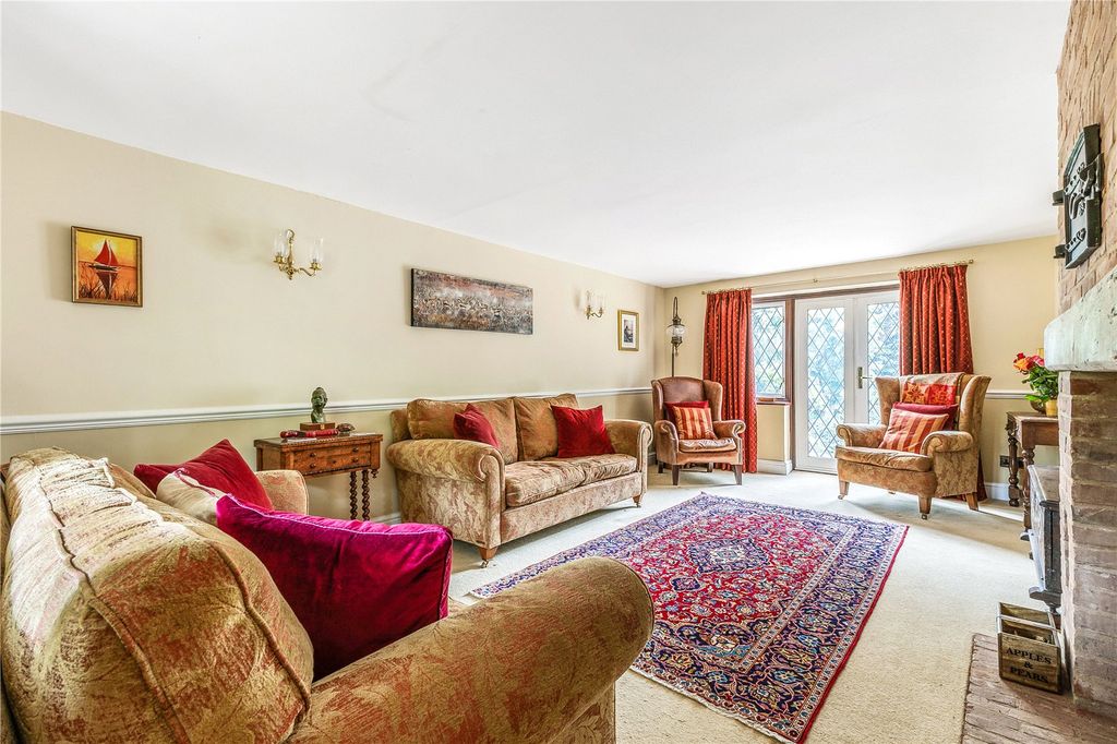 Property photo 2 of 18 Sitting Room