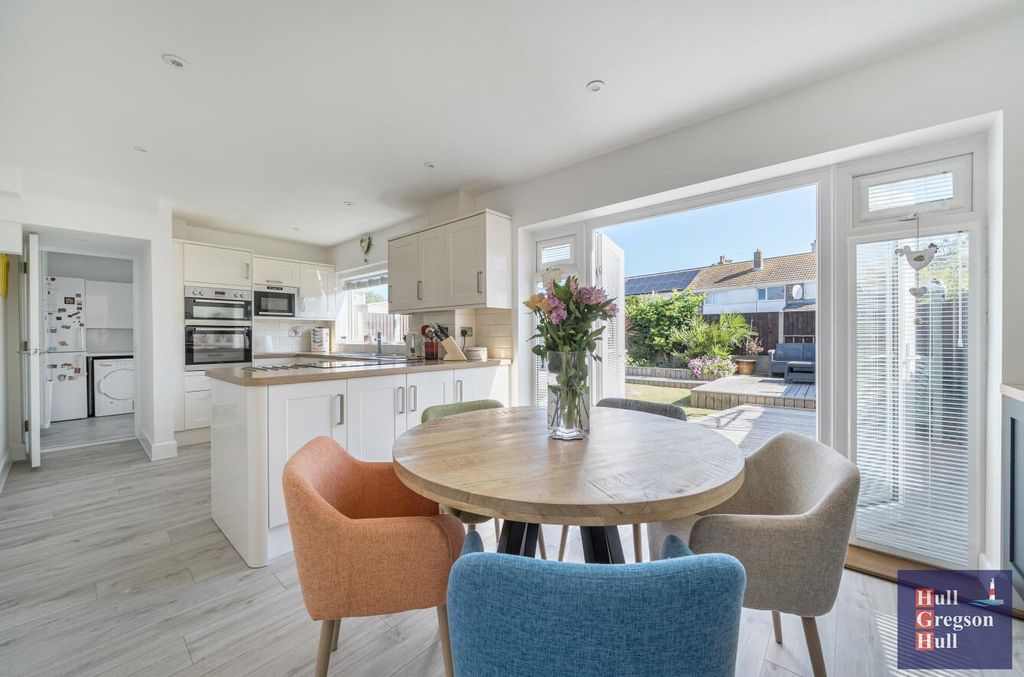 Property photo 2 of 22 5202Eebc-3463-491d-83E8-20Faf916B7B1.Jpg