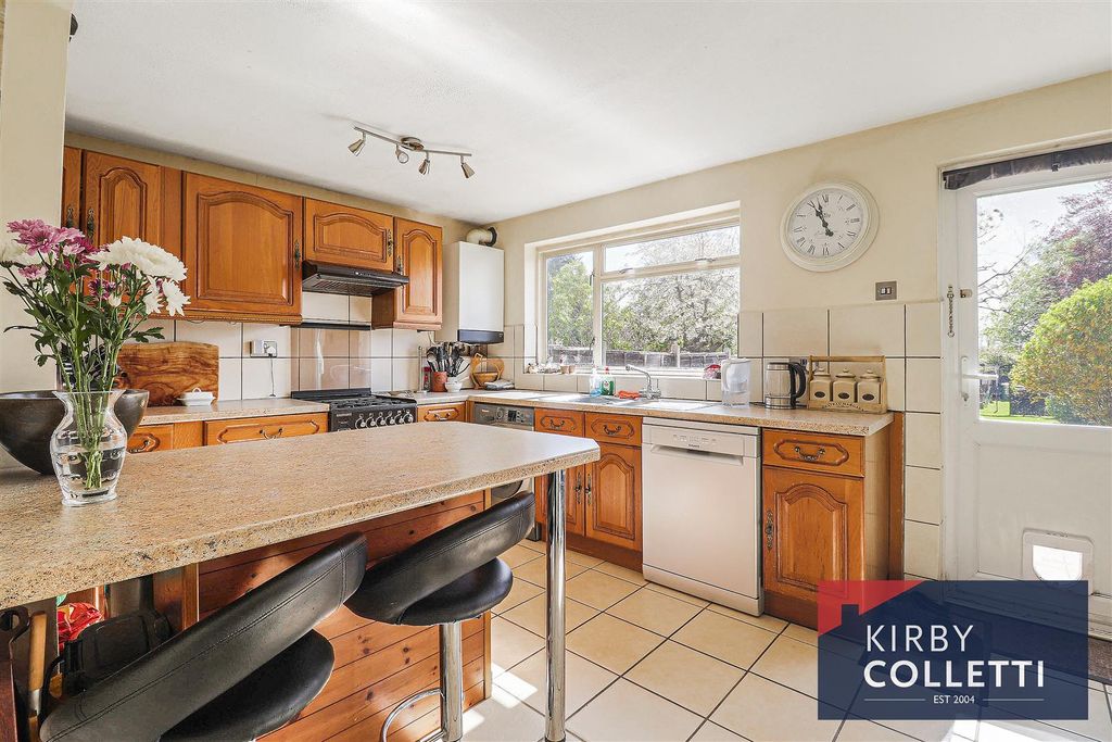 Property photo 2 of 22 Kitchen/Breakfast Room