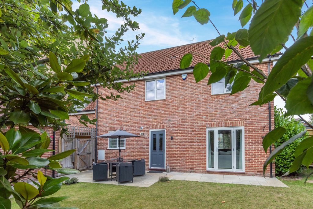 Property photo 2 of 26 8659646-Exterior02