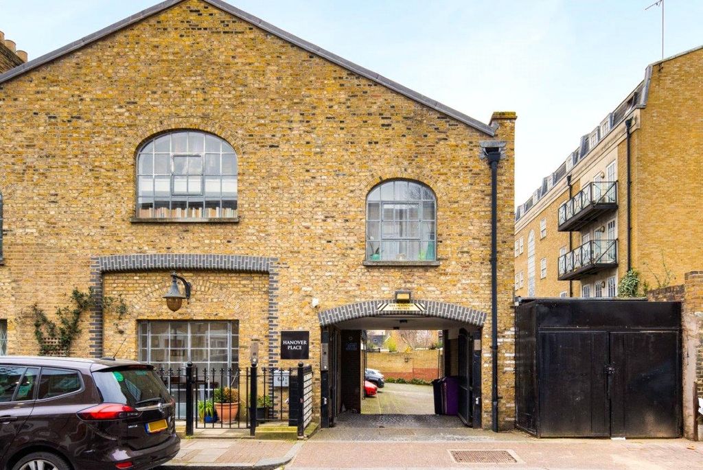 Property photo 1 of 18 Exterior