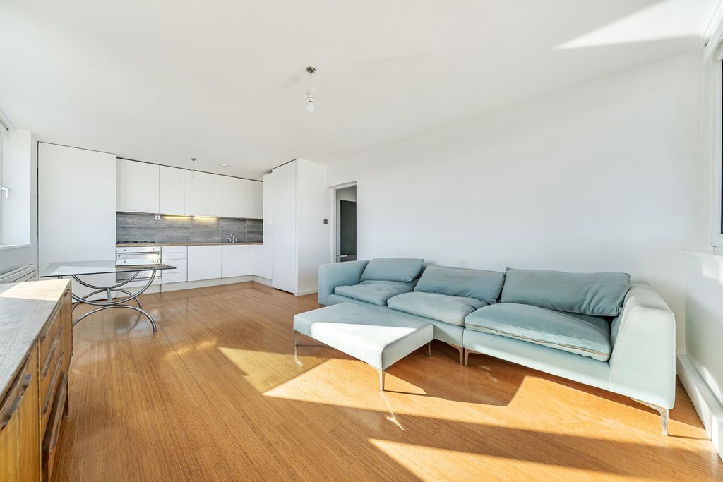 Property photo 1 of 17 Lounge