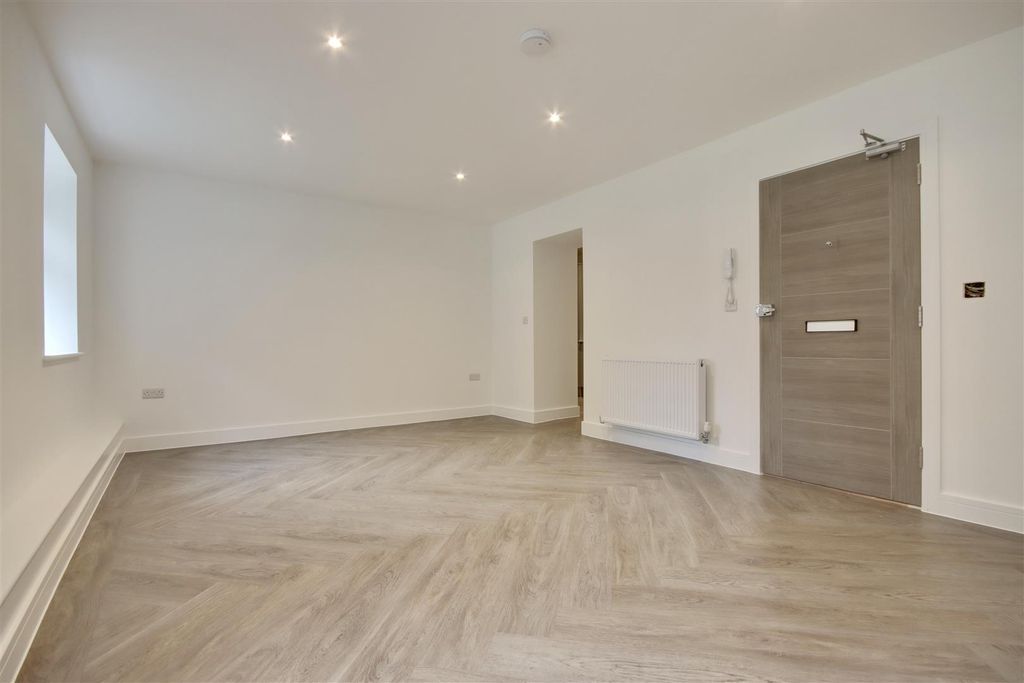 Property photo 1 of 16 06154074-A482-44D9-B0Bb-3073A582EE48_1_201_A.Jpeg