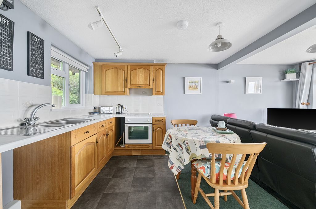 Property photo 3 of 11 Kitchen