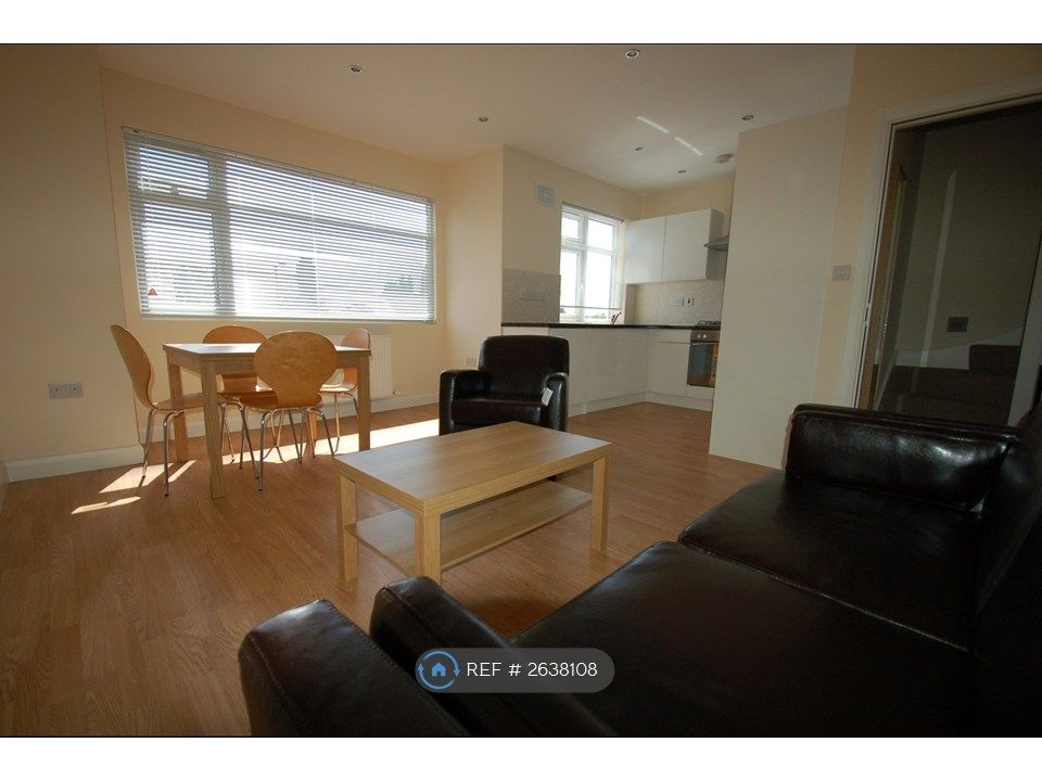 Property photo 1 of 7 Living Room/Kitchen