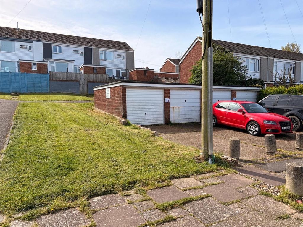 Property photo 3 of 3 Garages